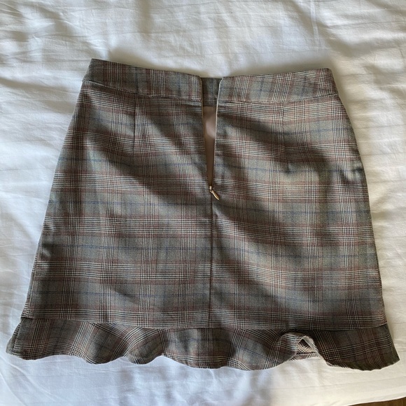 Mini skirt with side slit never worn - Picture 3 of 4